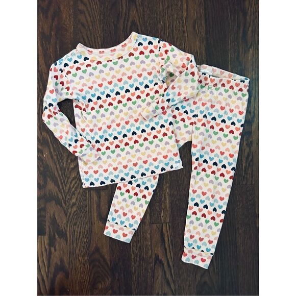 BABYgap Girls Toddler 2 Valentine All Over Heart Print 2p Pajamas BUY 2 GET 1 FR - Picture 1 of 4